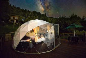 Caba  as & Glamping Kawsay has rooms with a private hot tub