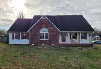 Large backyard with fence! 6 miles from the Cookeville Boat Dock of Center Hill Lake! allows 18 year olds to book a room