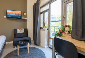 Aju Ben Yehuda 23 allows 18 year olds to book a room