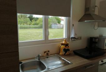 La Petite Maison Des Vignes has Smoking rooms