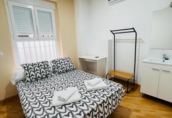 Hospedaje Puente de Vallecas allows 18 year olds to book a room