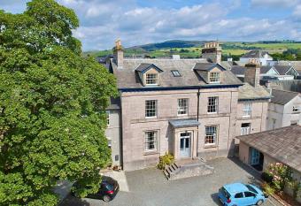 Beautiful Cottage in the heart of Kendal allows 18 year olds to book a room