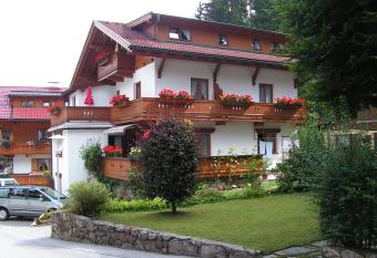 Haus Kathrein has Balcony rooms