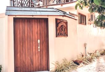 Three Star Lodge has Balcony rooms