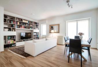 Piazza Roma Lake Como Terrace - By House Of Travelers allows 18 year olds to book a room