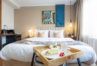 Delphi Hotel & Restaurant allows 18 year olds to book a room