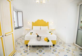 Casale Guarracino has Balcony rooms