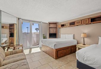 Top Of The Gulf 111 has rooms with a private hot tub