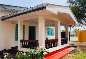 Nadeek Guest House has Smoking rooms