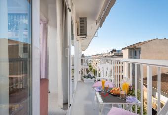 Violet House has Balcony rooms