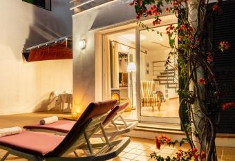 Villa Blanc has Balcony rooms