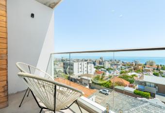 One Calais Luxury Apartments has Balcony rooms