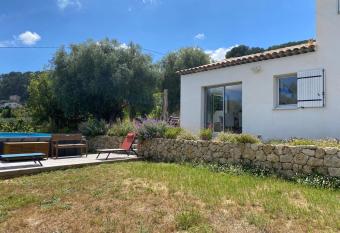 Villa aux oliviers, climatisation, piscine et barbecue has Balcony rooms