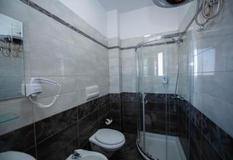 Hotel Zanzi has rooms with a private hot tub