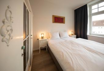 Apartment direkt am Hafen - mit Terrasse und UHD TV has Balcony rooms