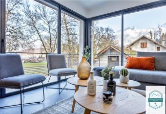 Villa on the shores of Lake Annecy has Balcony rooms