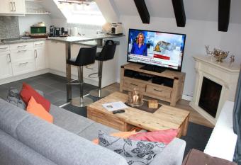 Sch  nes Leben Sch  nes Leben II has rooms with a private hot tub