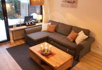 Sch  nes Leben Sch  nes Leben IV has rooms with a private hot tub