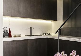 Unicum Suite Napoli Centro Storico has rooms with a private hot tub