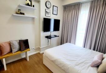 SHERISSE  CONDO @ THE LOOP WITH WIFI,CABLE AND HOT & COLD SHOWER, has Balcony rooms
