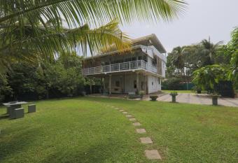 Morning guest can see momkeyies and birds has Smoking/Balcony rooms