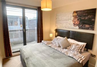 The Arcadian, Birmingham City Centre, by Lark Accommodation Cosy 1-bedroom Flat has Balcony rooms