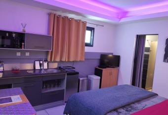 Hostal 170 Room 14 Service Appartement has Balcony rooms