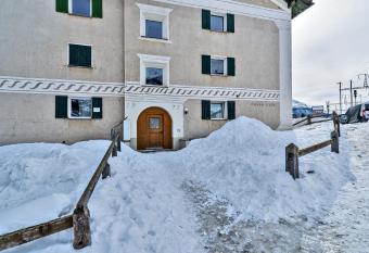 Chesa Clus - Zuoz has Balcony rooms