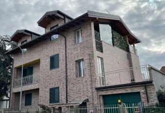 Holiday Rooms Rho has Balcony rooms