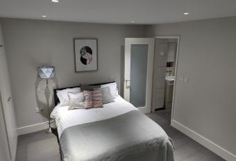 Basement Apartment In Central Bath has Balcony rooms