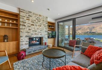 Luxury Lake View has rooms with a private hot tub