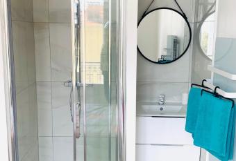 Villa cadette,    200m de monaco has Balcony rooms