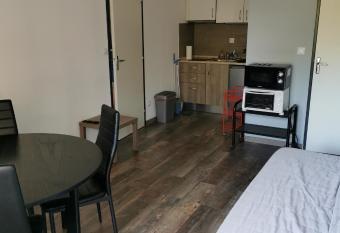 Joli Appartement 2 pi  ces 4 voyageurs tout   quip   13 avenue de la Divette 14390 CABOURG has Balcony rooms