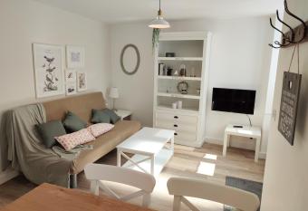 Gite Ty Nid Le 1900 has rooms with a private hot tub