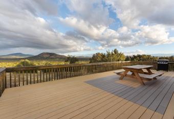 Hillside Cabin~Williams & Grand Canyon Destination has Balcony rooms