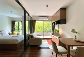 La habana 54 with large balcony and pool view! allows 18 year olds to book a room