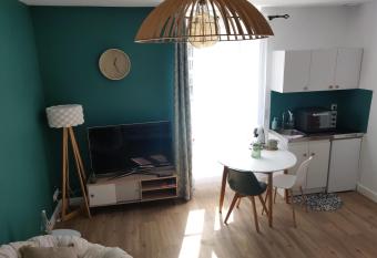 Scandinave - proche gare & centre-ville - stationnement - cour int  rieure table & chaises allows 18 year olds to book a room