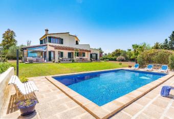 Country house with private pool has Balcony rooms