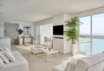Luxury Apartment on the Beach allows 18 year olds to book a room