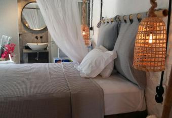 White Sea Houses Village allows 18 year olds to book a room