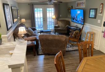 Classic City 3 bedroom 2 bath condo with deck close to UGA, Five Points, and Memorial Park in Athens has Balcony rooms