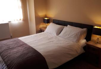 Newly Upgraded 2 Bed-House allows 18 year olds to book a room