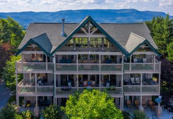 TANASI LODGE - Reunions, Retreats, Weddings, Family Getaways has Balcony rooms
