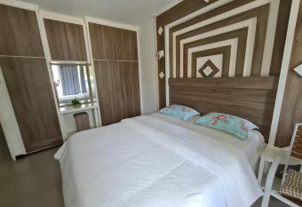 Sunny Bay Apartments has Balcony rooms