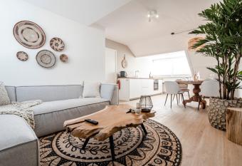 Yucca Beachhouse - Luxury Loft Apartment has Balcony rooms