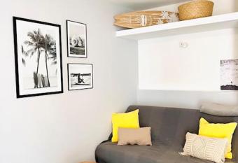 Beach Walk Grand studio Climatis  , place de parking, piscine has Balcony rooms