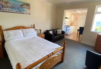 Ocean Bay Holiday Apartments allows 18 year olds to book a room