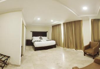 REAL DE LA PE  A HOTEL 2 has rooms with a private hot tub