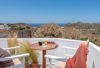 Plakes Sea View Suites has Balcony rooms