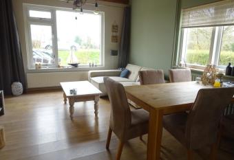 Kustverhuur, Breskens,  t Zandertje allows 18 year olds to book a room